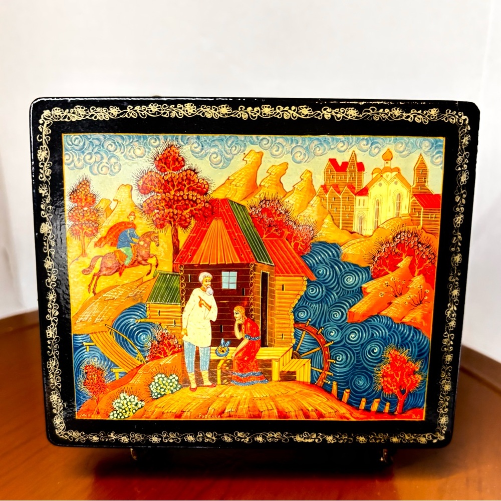 Vintage Russian Lacquered box Palekh Laquer Art, hand-painted motif